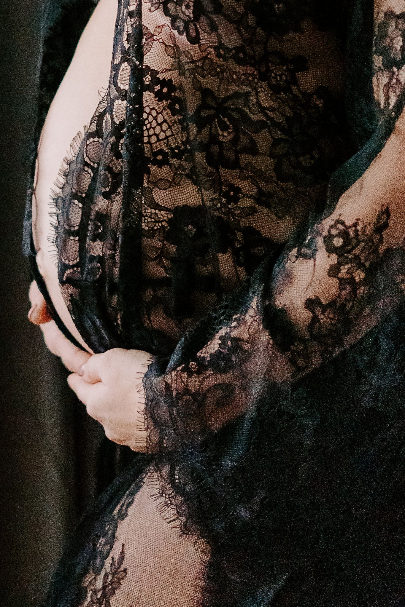 Black lace maternity robe for photoshoot