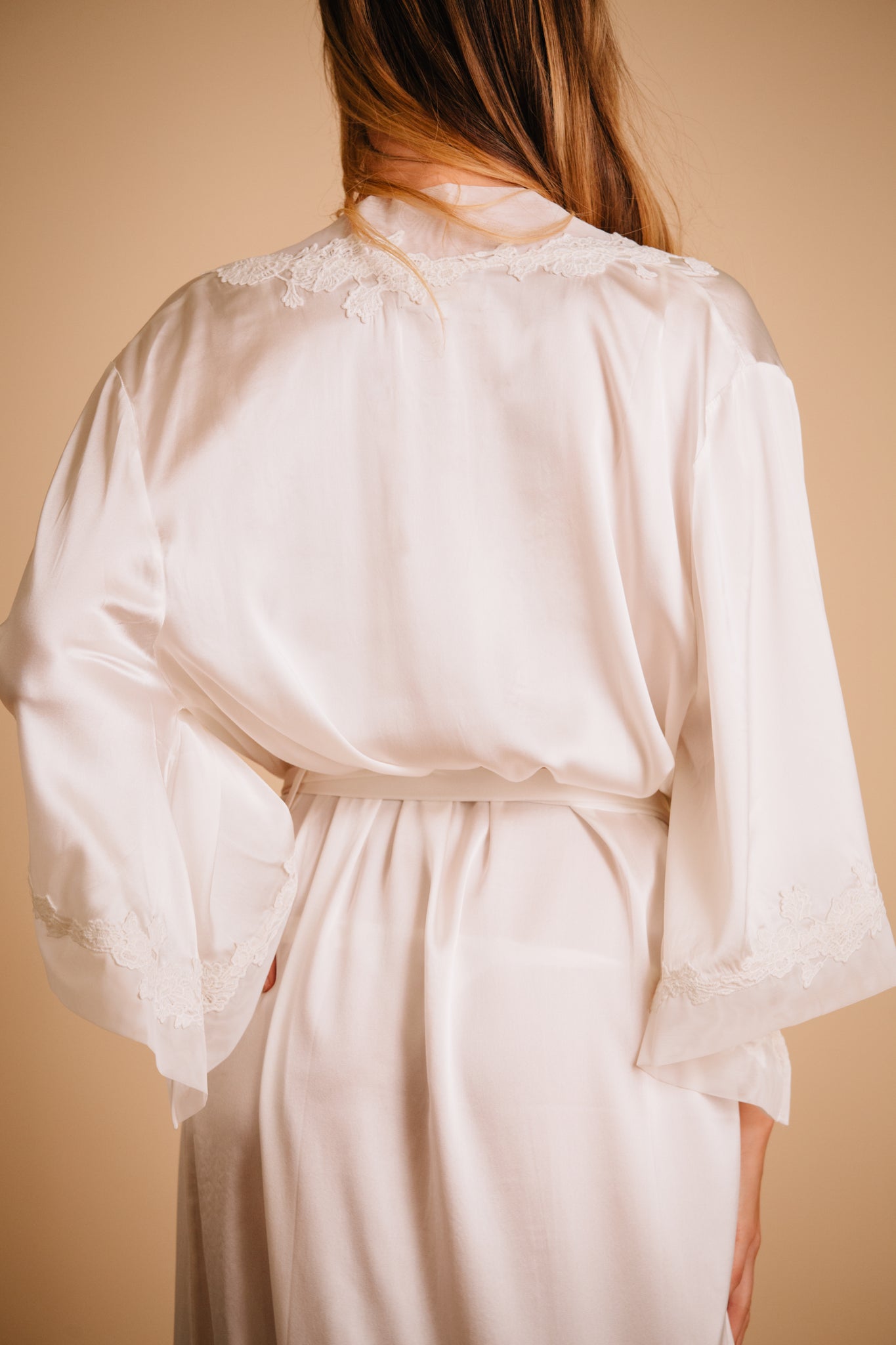 Kimono sleeves robe with flower trim